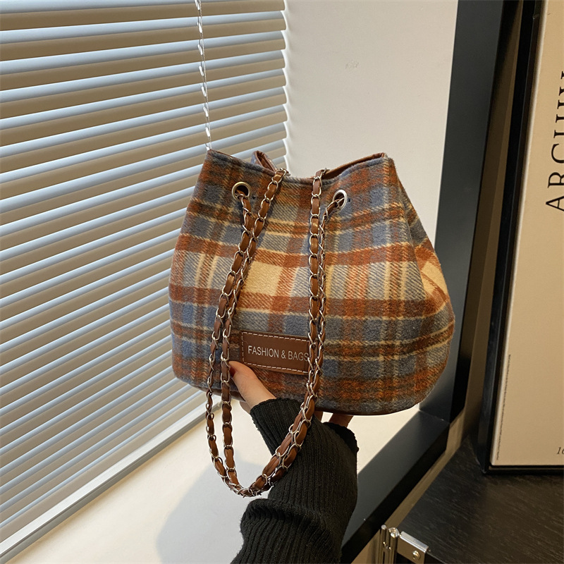 Fashionable and versatile retro checkered single-shoulder bag, portable commuting single-shoulder bag for autumn and winter, fabric bag, casual tote bag for women full figure