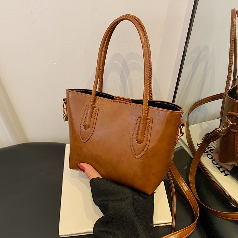 Retro and fashionable large-capacity underarm bag 2025, a niche design, new spring tote bag, commuter single-shoulder bag full figure