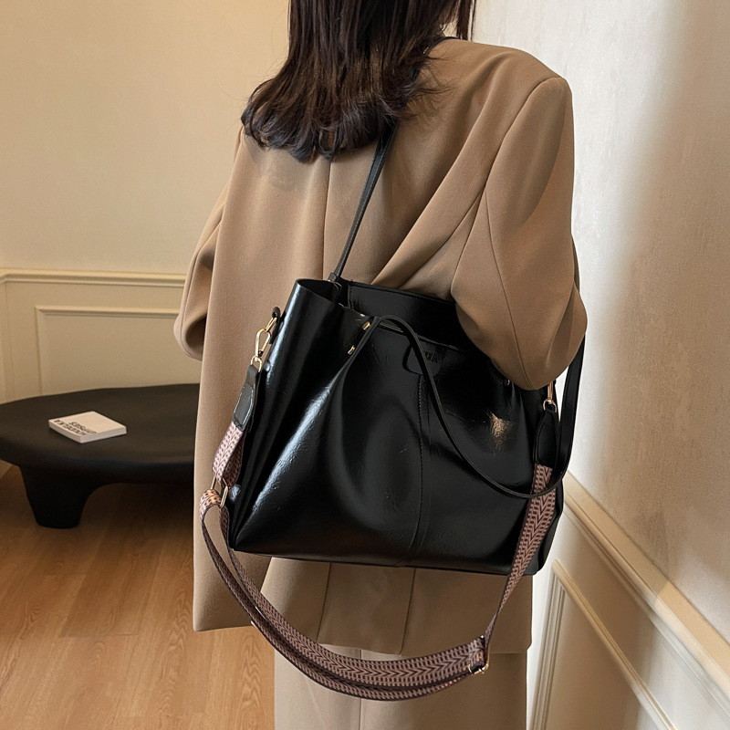 The new 2024 winter versatile casual crossbody bag is simple, elegant and stylish, with a large capacity ladies' tote bag details Picture