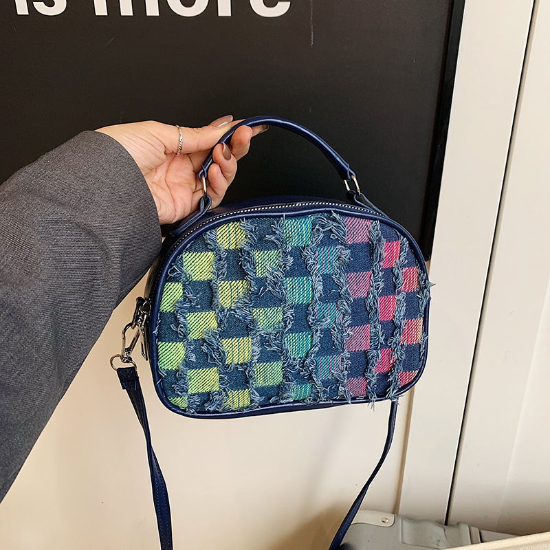 A niche and unique women's handbag, a shell bag, 2025 new style simple color-blocking handbag, a cute single-shoulder crossbody bag full figure