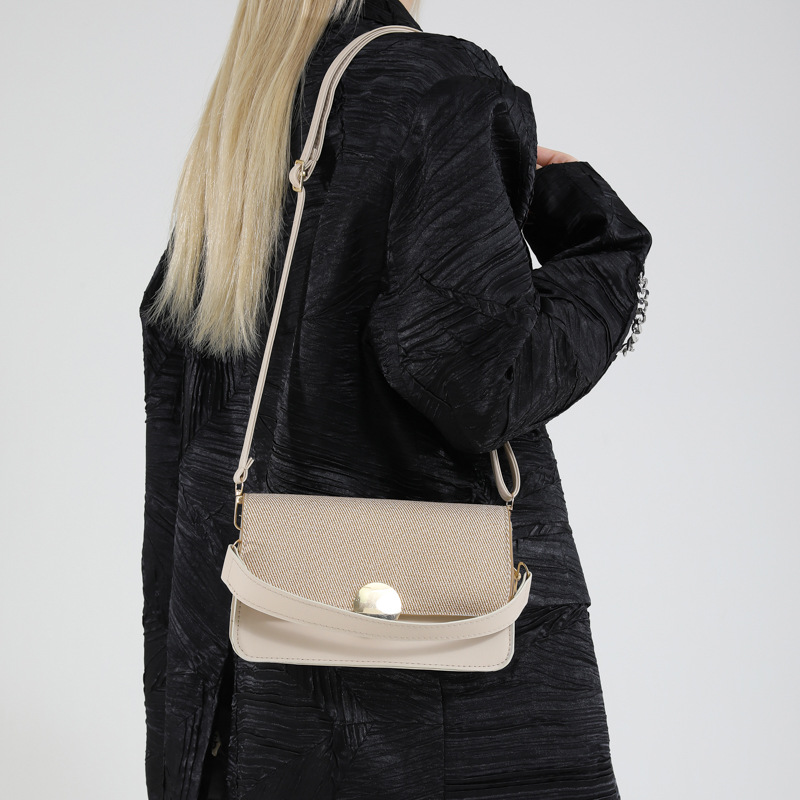 In the spring of 2025, new stylish women's bags will be launched. These are simple and versatile, urban commuting single-shoulder crossbody bags and small square women's bags details Picture