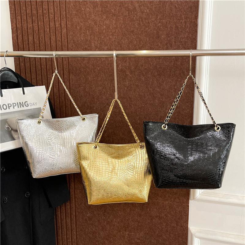 2025 New large-capacity single-shoulder PU handbag, cross-border crocodile pattern women's bag, fashionable European and American commuting tote bag trend Application Scenario