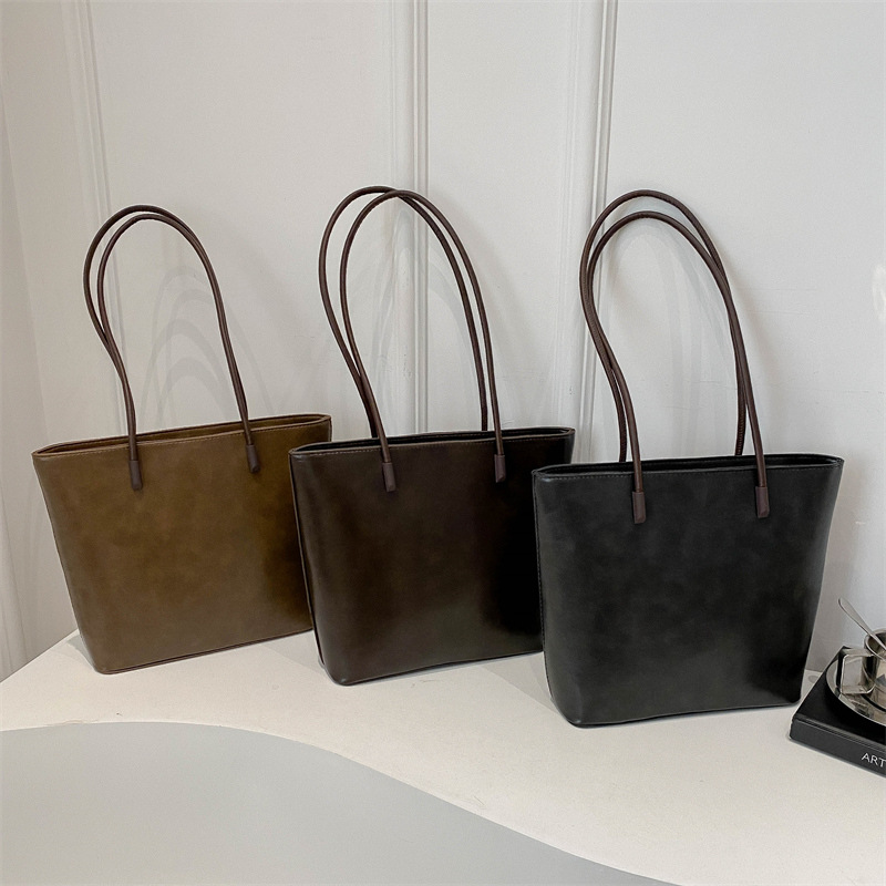 A new Korean spring 2025 vintage tote bag for women, versatile and large-capacity single-shoulder bag Application Scenario