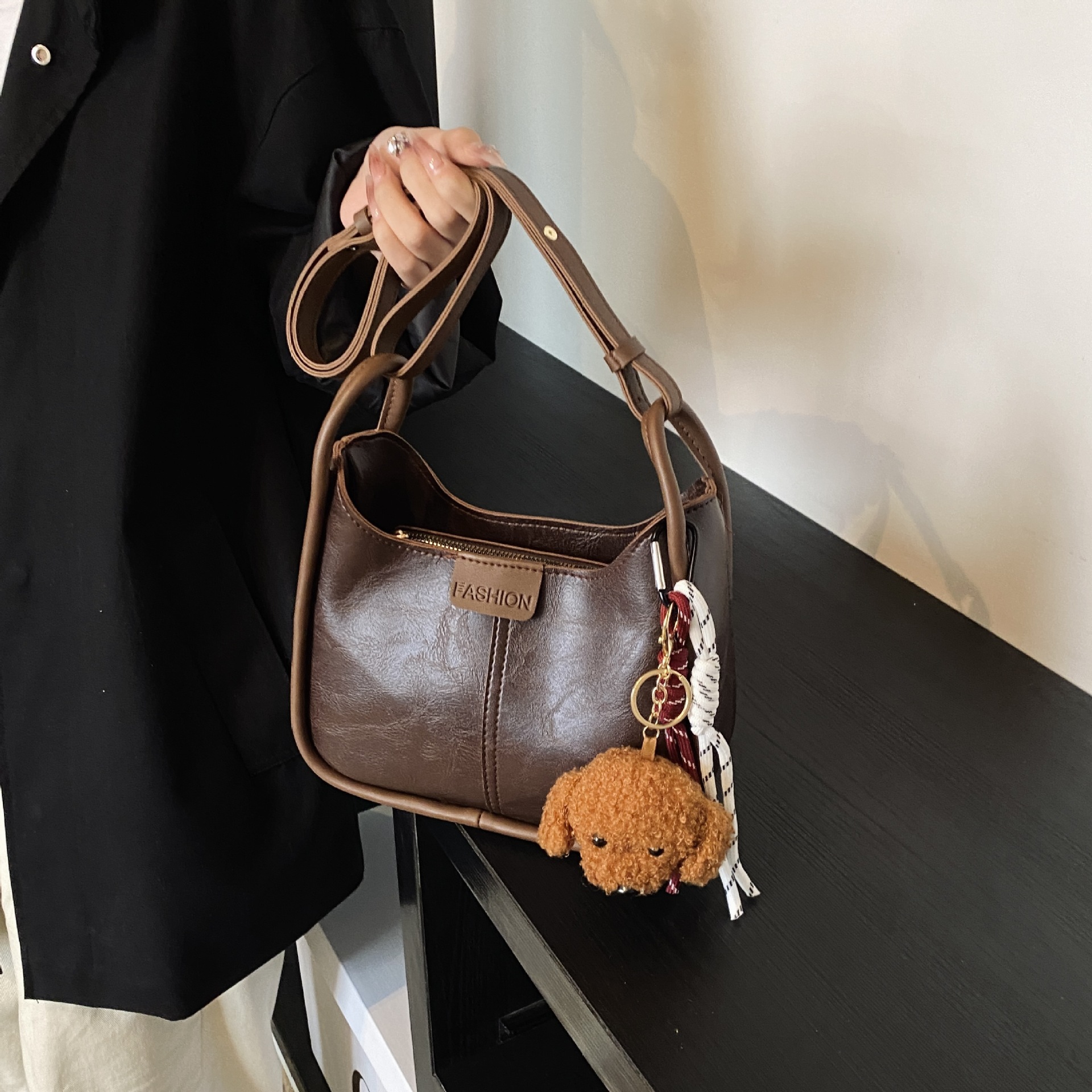 A high-end new autumn work commute single-shoulder large-capacity fashionable bucket bag, crossbody bag and stylish underarm bag details Picture