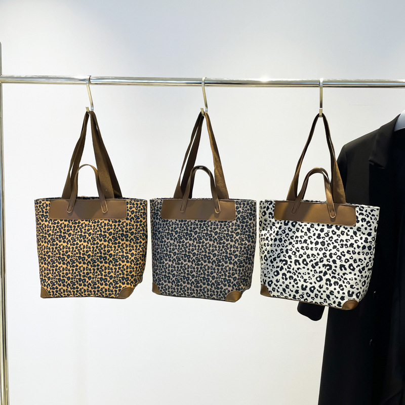 Cross-border trendy leopard print stylish large crossbody bag, 2024 new style handbag, color-blocking versatile commuter bucket bag Application Scenario