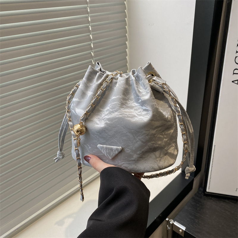 This year, retro bags are in fashion. The 2024 new women's bags are autumn casual chain crossbody bags and fashionable soft leather bucket bags full figure