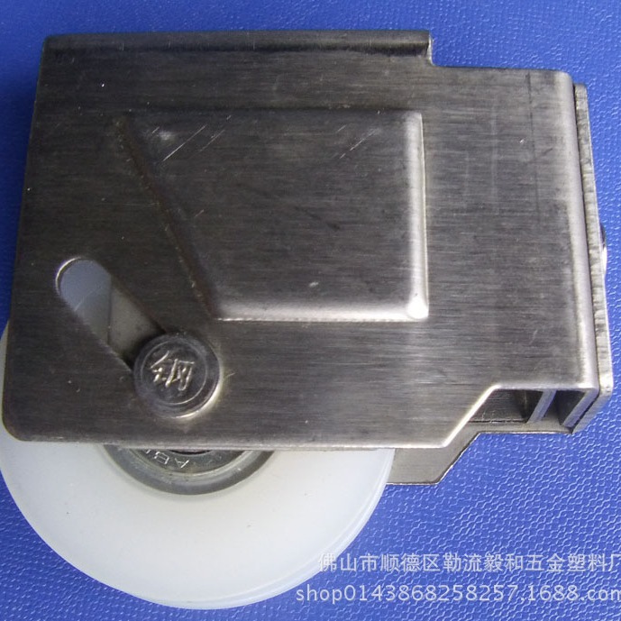 Foshan aluminum alloy accessories pulley sliding door hardware building materials stainless steel bearing pulley 902021 details Picture
