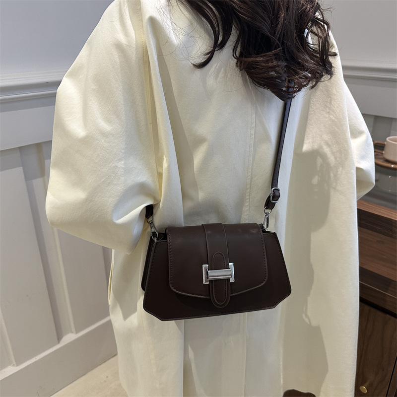 A retro and casual European and American fashion and individuality handbag, a new 2024 commuter trend single-shoulder crossbody small square bag Specification drawing