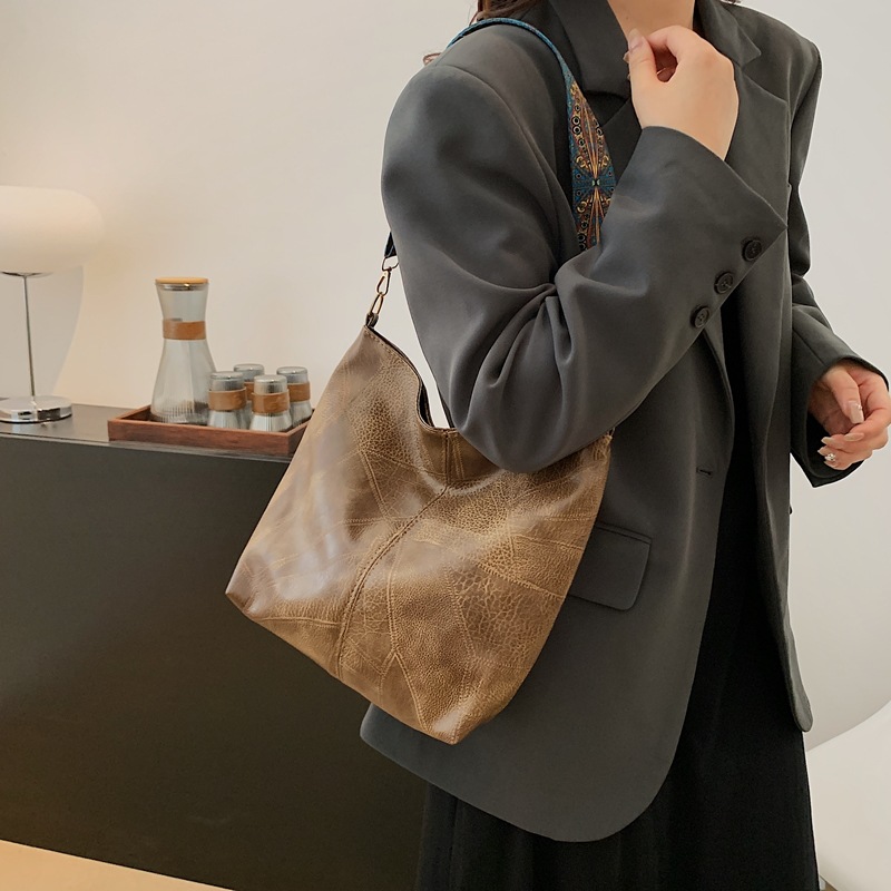 Stylish and high-quality, large-capacity 2024 retro wide shoulder strap, fashionable and casual commuting single-shoulder crossbody tote bag Specification drawing