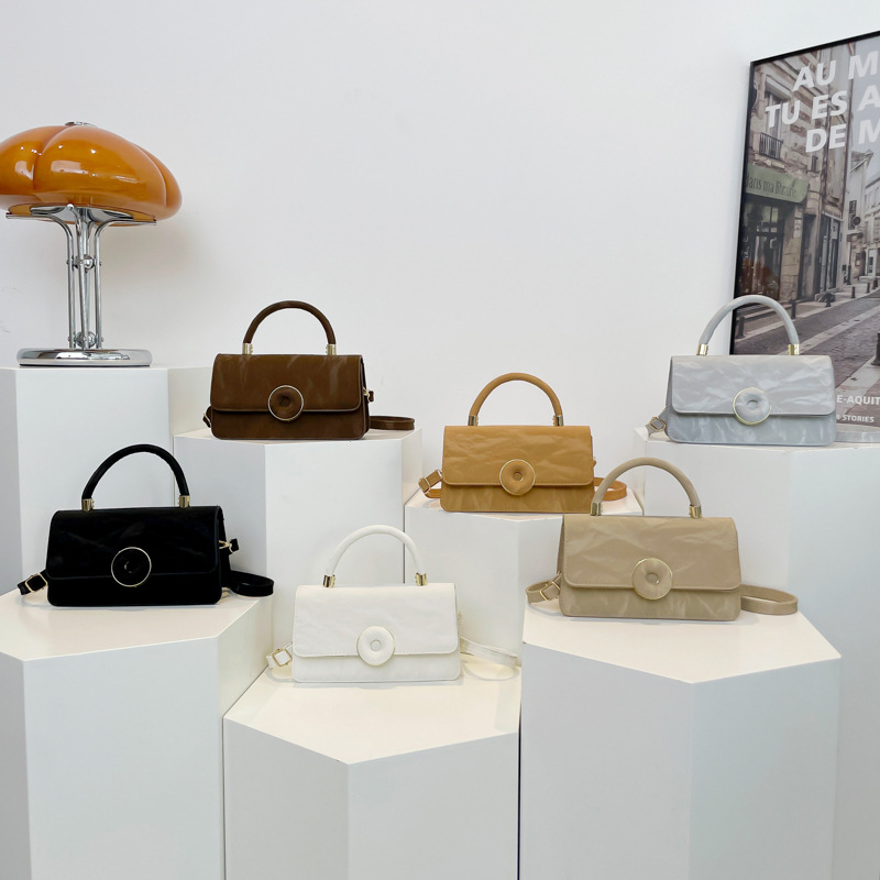 A new autumn/Winter 2024 women's commuting handbag with a niche design, versatile ins single-shoulder crossbody bag and small square bag Application Scenario
