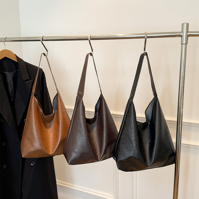 This year, large-capacity bags are in vogue. The new spring 2025 single-shoulder bag is a retro, simple and commuter tote bag Application Scenario