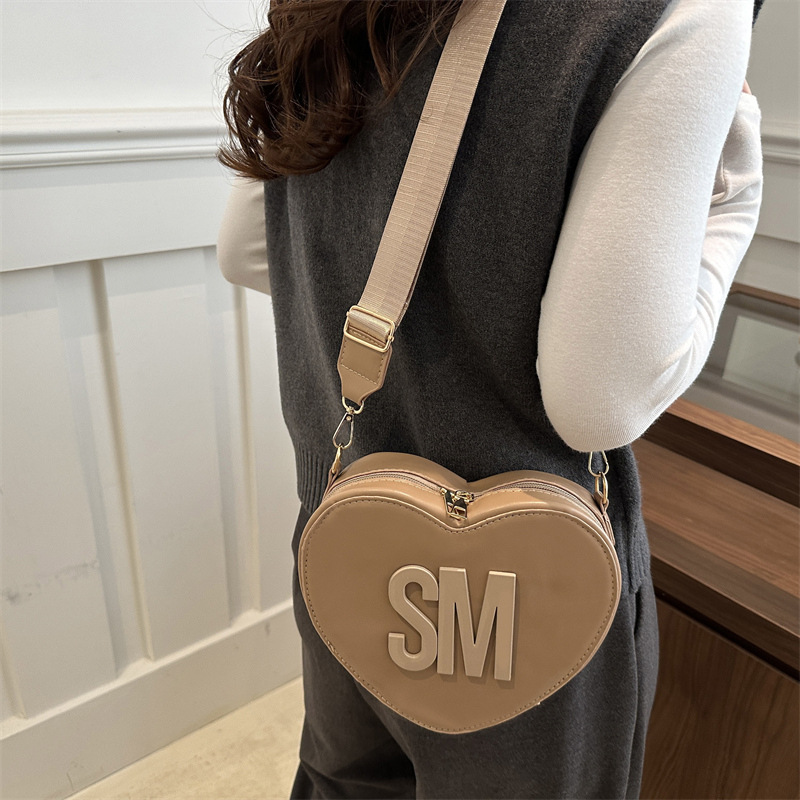 Spring 2025 new cross-border bag: European and American fashion trend letter solid color heart-shaped bag, trendy single-shoulder bag Specification drawing