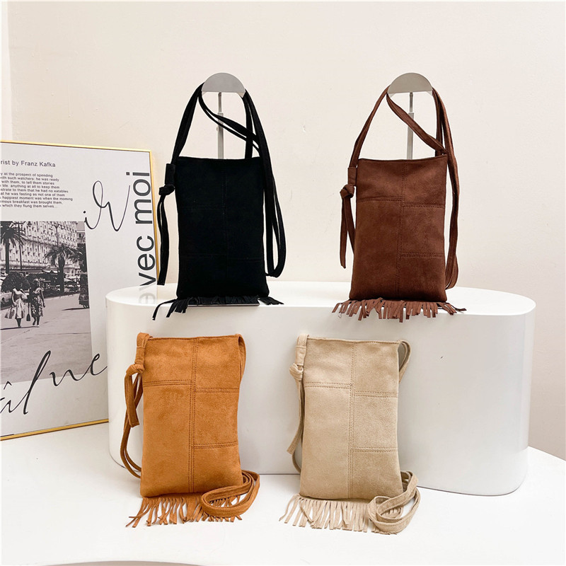 Retro winter versatile fringed mobile phone bucket bag, women's single-shoulder laid-back large-capacity commuter bag, new crossbody bag Application Scenario