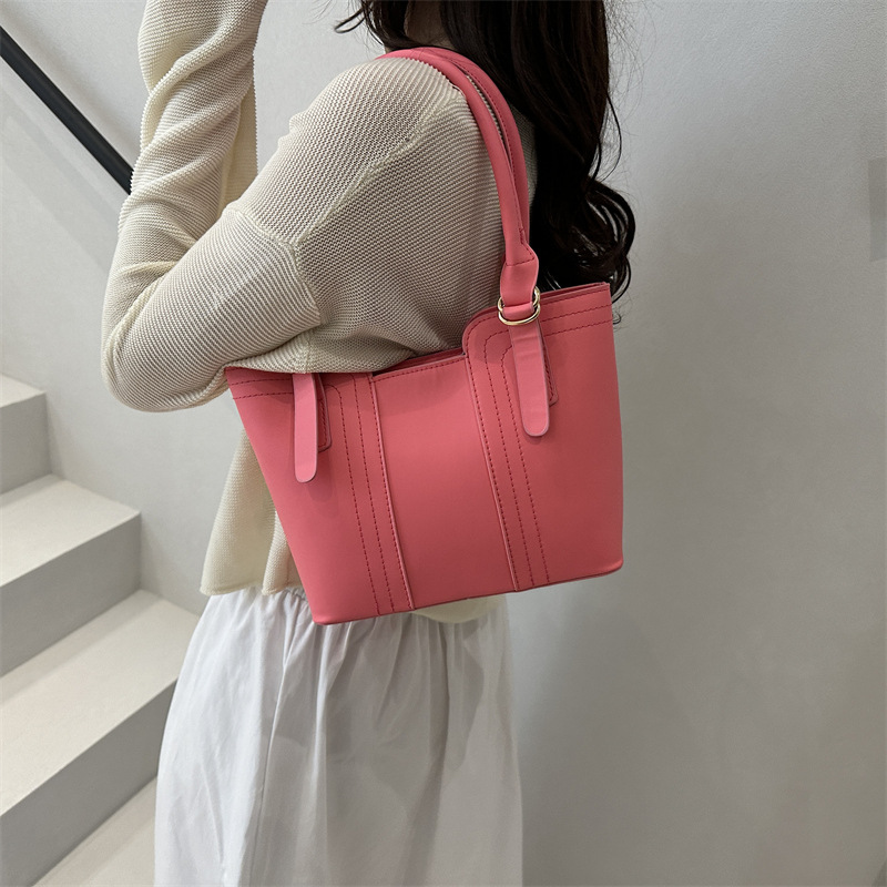 Korean style fashionable handbag for women 2025 new commuter bucket bag, high-end split-style casual single-shoulder crossbody bag details Picture