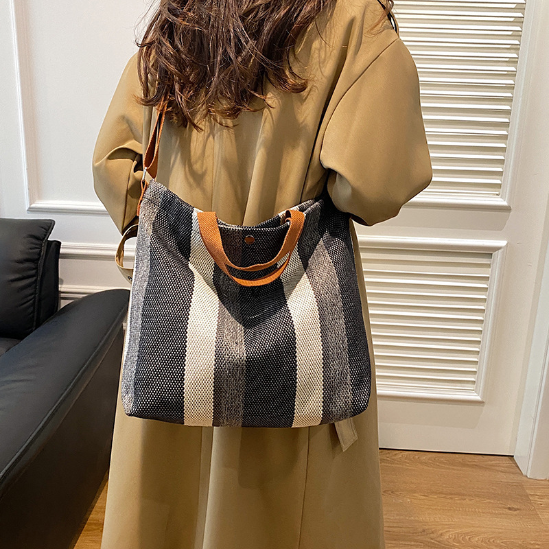 A casual striped, simple and large-capacity bag for women, a new autumn/winter 2024 trendy and fashionable ins nylon single-shoulder tote bag Specification drawing