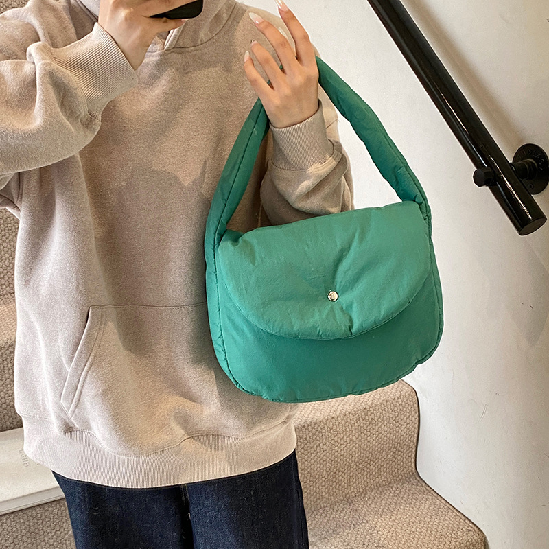 The new winter 2024 handbag features a large capacity, simple style, a hand-held bag, a commuting underarm bag, and a cross-border trend details Picture