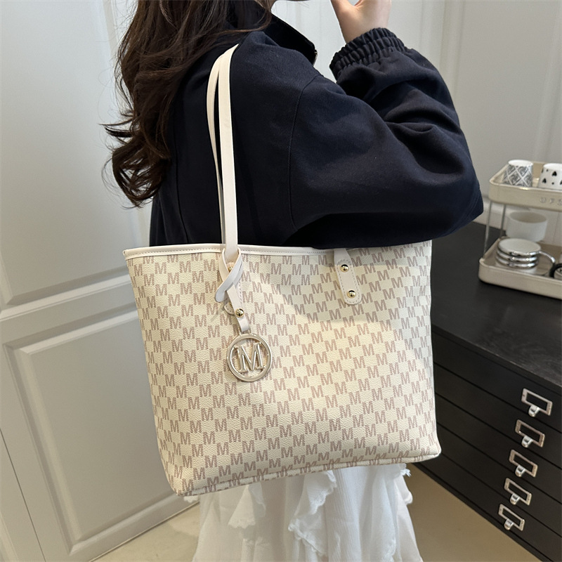 Large-capacity underarm bag for women, new Spring 2025 trendy printed single-shoulder bag, commuter tote bag, hand-carry bag trend details Picture