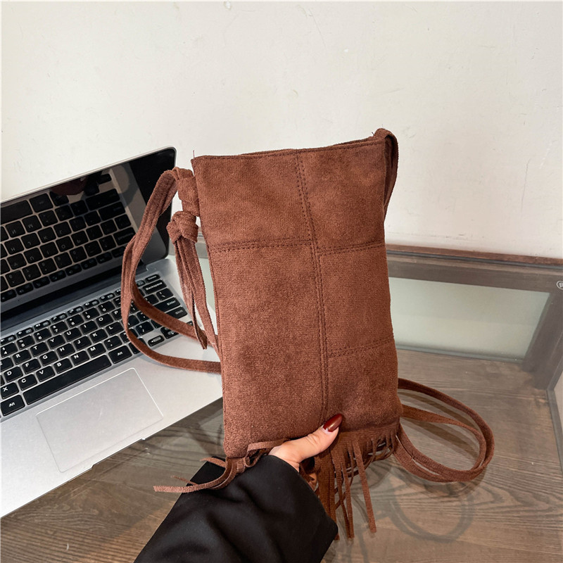 Retro winter versatile fringed mobile phone bucket bag, women's single-shoulder laid-back large-capacity commuter bag, new crossbody bag full figure