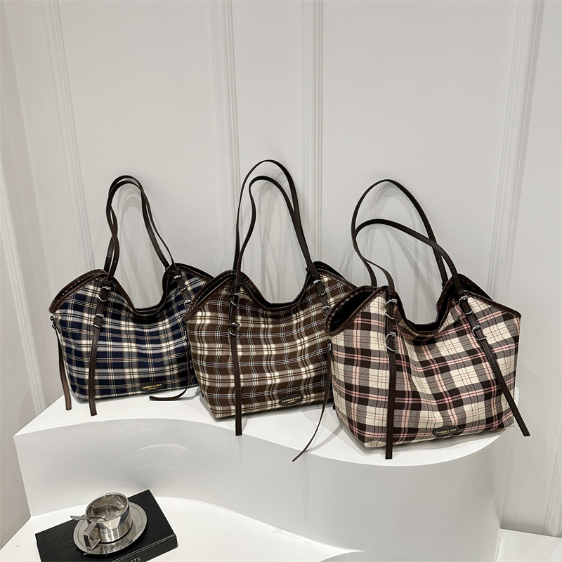 Cross-border high-quality large-capacity underarm bag for women 2024 new autumn and winter fashion single-shoulder bag with checkered commuter tote bag Application Scenario