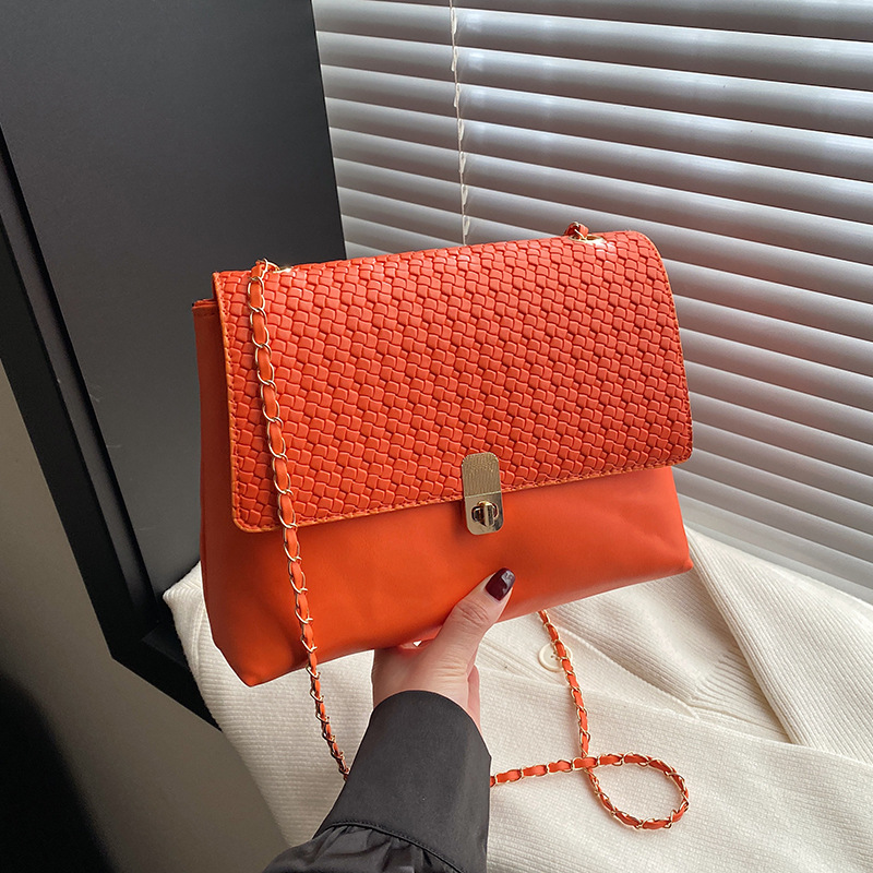 High-end and niche women's bag, 2024 new fashion crossbody bag for women, casual and retro, women's hand-held shoulder bag full figure