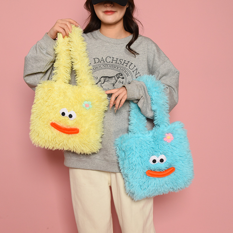 Plush toys, long-haired little monsters, large shoulder bags, new foreign trade video games, exchange blind box gifts, claw machine dolls, figurines Application Scenario