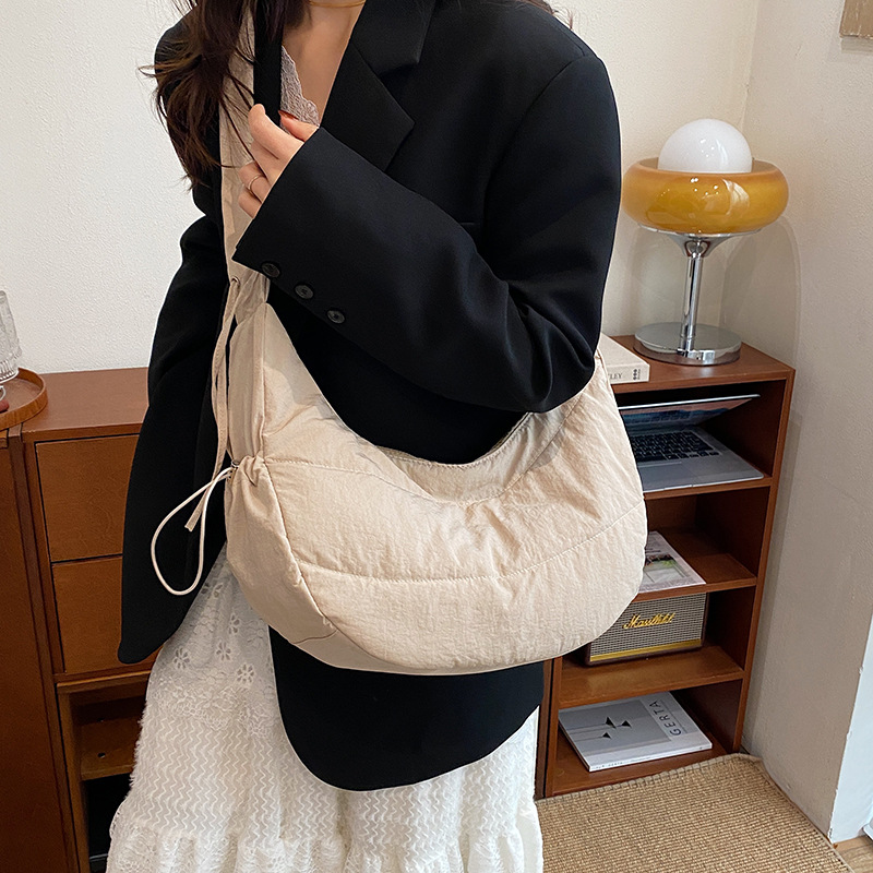 Retro pleated bag for women, Spring 2025 new trendy and fashionable tote bag, casual large-capacity single-shoulder saddle bag details Picture