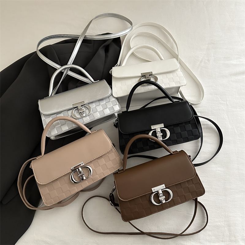 High-end small women's bag 2024 new style, fashionable and versatile, retro single-shoulder crossbody bag, ladies' hand-held small square bag Application Scenario