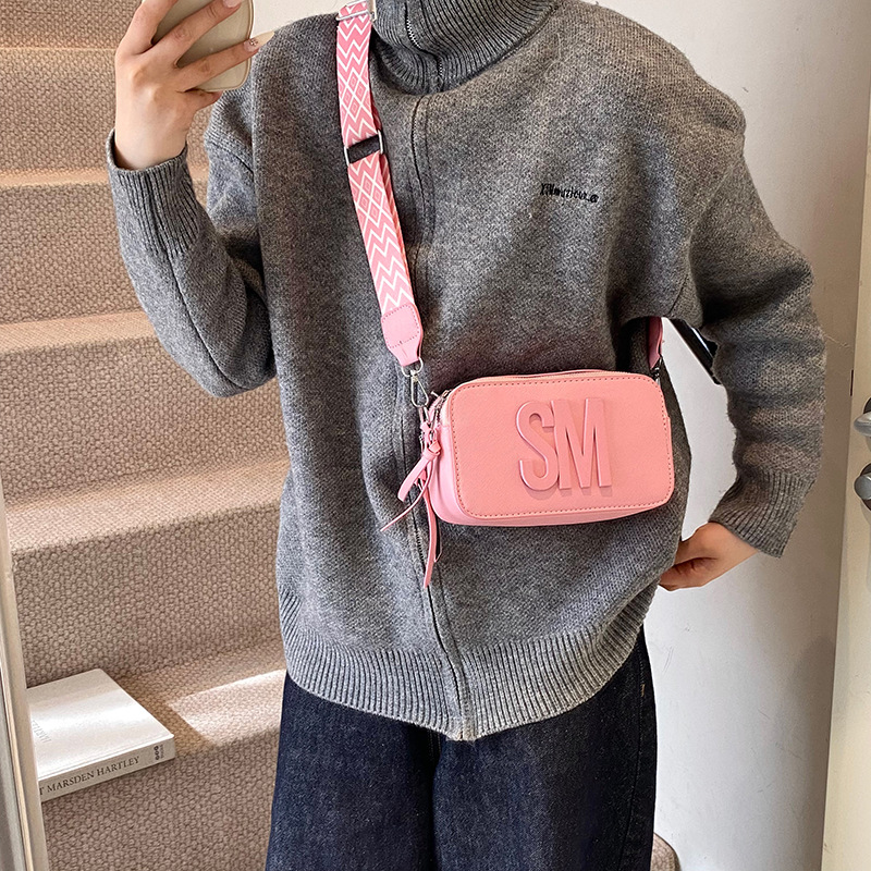 Trendy and versatile women's bags, high-quality small square bags, casual single-shoulder bags, commuting crossbody bags, wide shoulder strap mother-daughter bags Application Scenario
