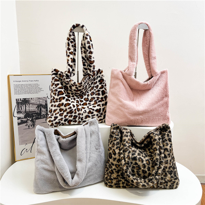 Leopard print fur Tote bag for women 2024 New large-capacity single-shoulder bag for commuting women, fashionable and versatile handbag Application Scenario