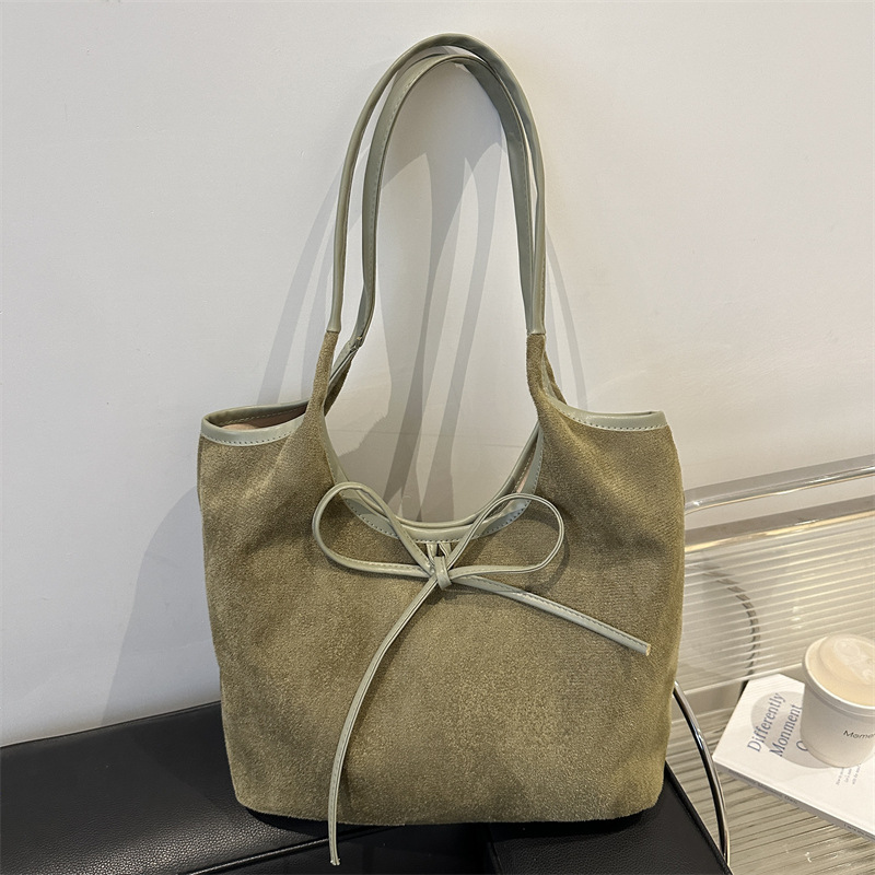 This year, the 2025 new style of fashionable single-shoulder crossbody bag for women with small bags is in vogue. It's a versatile bow crossbody bucket bag full figure