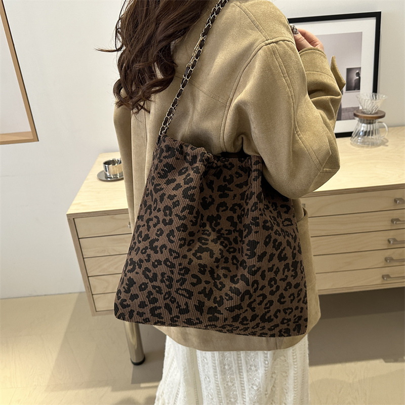 Retro and fashionable leopard print tote bag for women 2024 winter new casual and versatile large-capacity single-shoulder bag for commuting women Specification drawing
