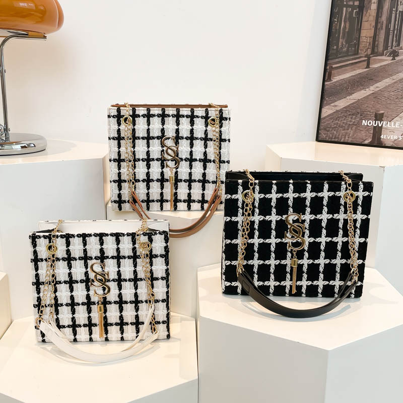 A grand, commuting, fashionable, simple and high-quality chain shoulder bag, a new winter 2024 checkered trendy underarm tote bag Application Scenario