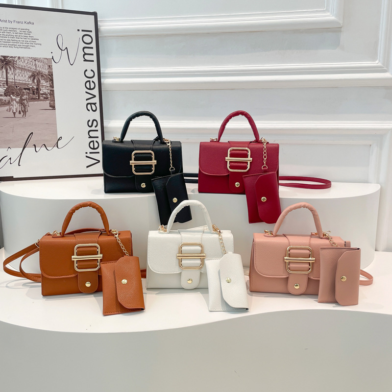 This year's popular fashion: The new Spring/Summer 2025 collection of bags for women, featuring a unique and elegant style, is a versatile single-shoulder crossbody bag Application Scenario