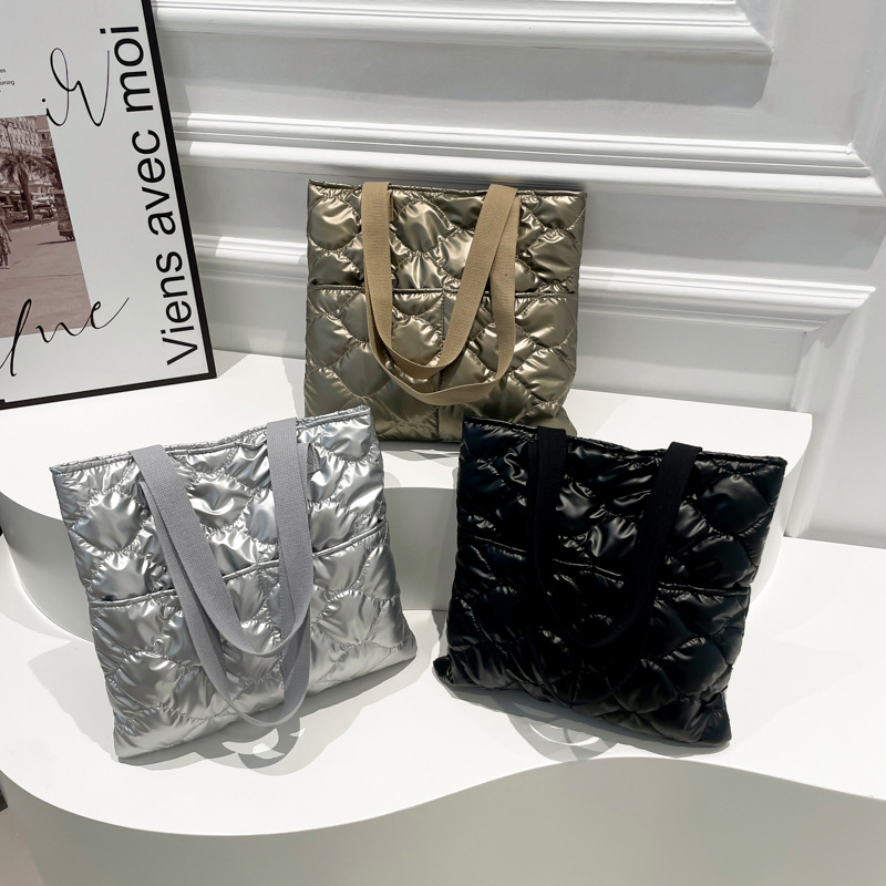 This is a new winter collection of fashionable and casual tote bags for women, featuring a large capacity and a simple yet retro style Application Scenario