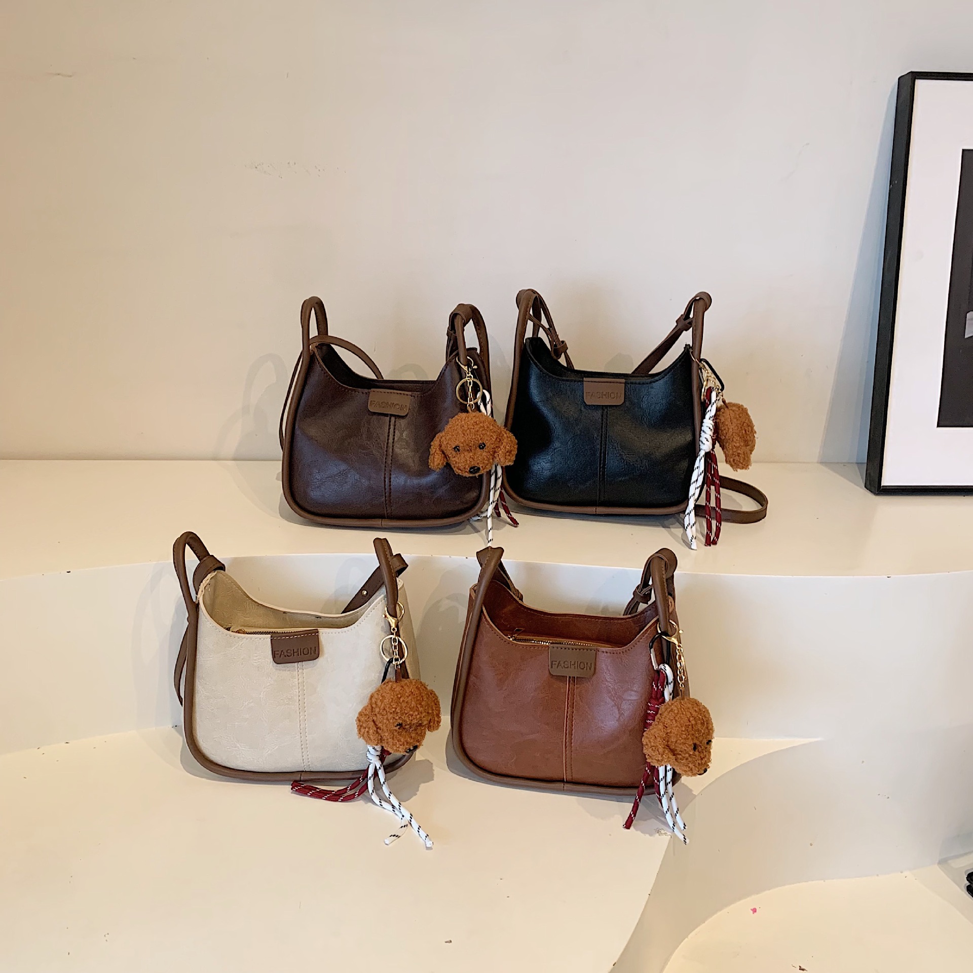 A high-end new autumn work commute single-shoulder large-capacity fashionable bucket bag, crossbody bag and stylish underarm bag full figure