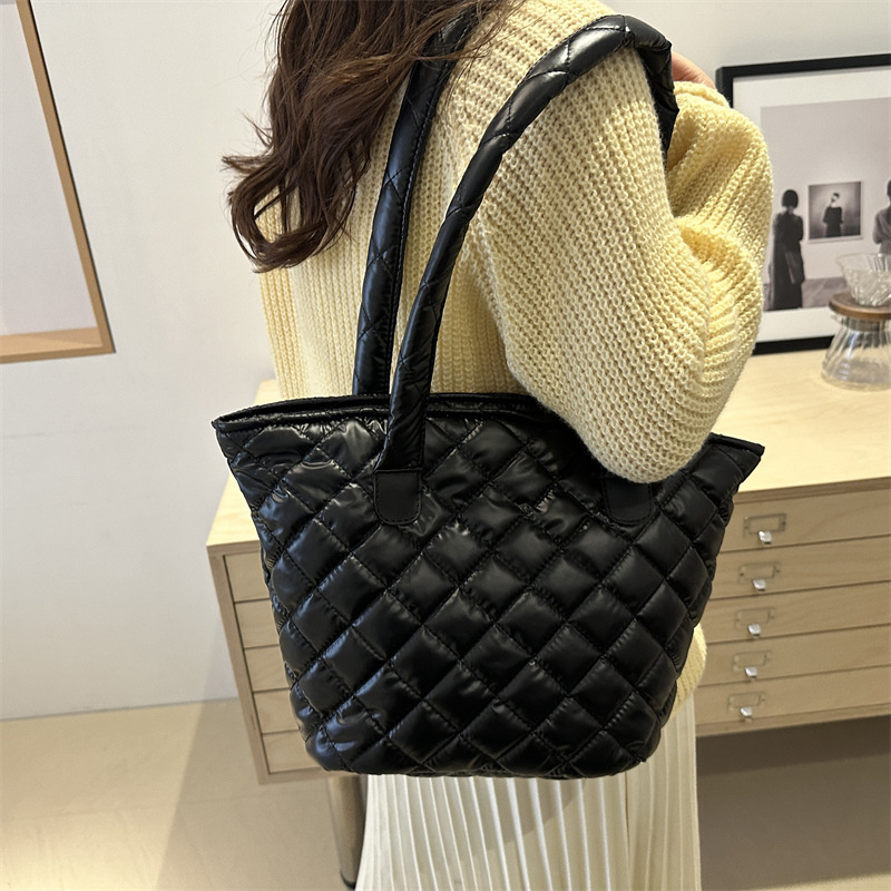 Large-capacity women's bags, autumn and winter 2024 new style fashionable underarm single-shoulder bag, casual diamond-shaped commuter tote bag Specification drawing
