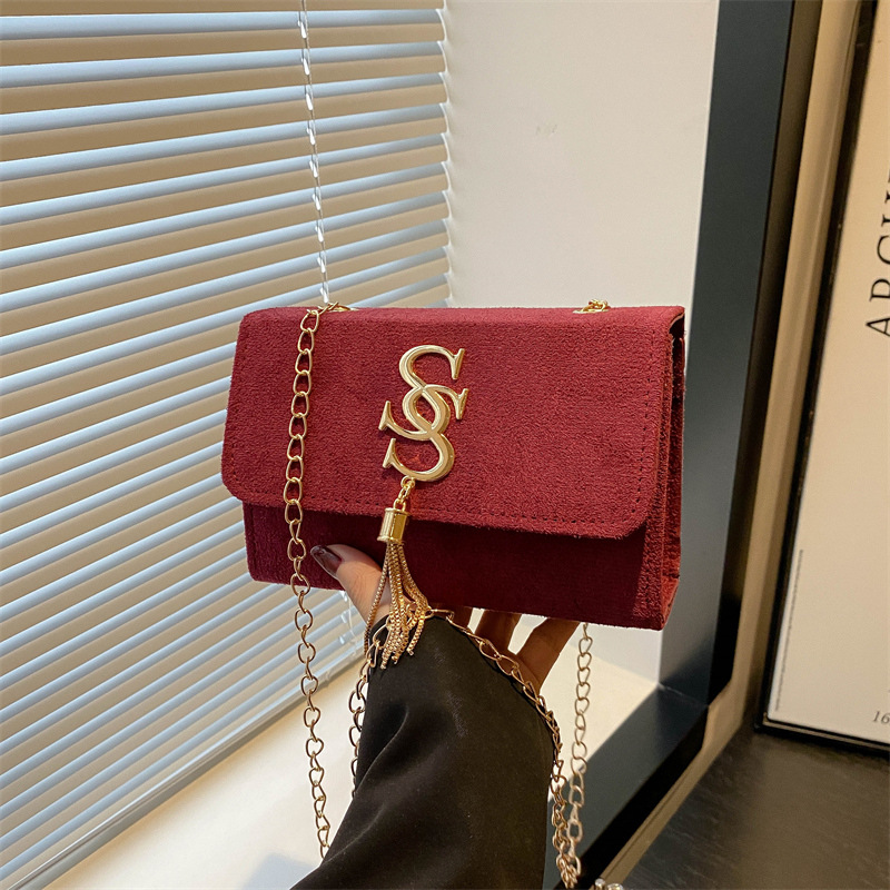 A simple and casual small square bag for the winter of 2024, a retro, casual and fashionable crossbody bag for women, a fashionable and individual single-shoulder bag full figure