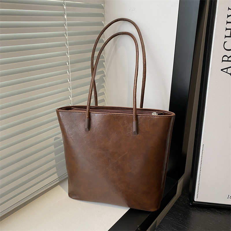 The 2024 new retro tote bag from South Korea is a versatile, high-quality, large-capacity single-shoulder underarm bag full figure