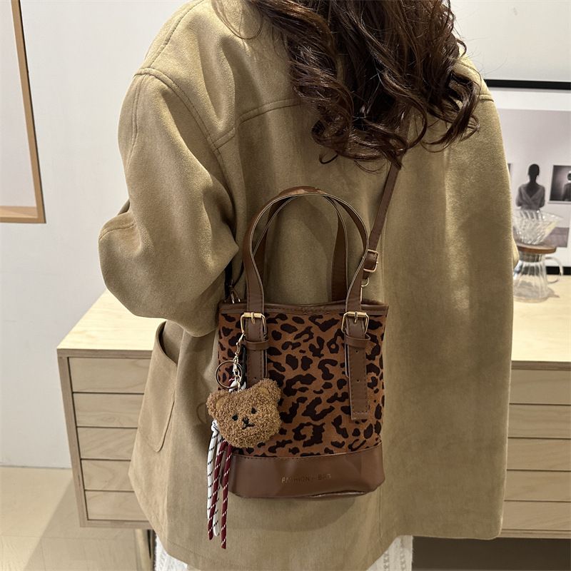 A new 2024 winter single-shoulder crossbody bag for women from a niche Korean brand, featuring a high-end and retro hand-held bucket bag details Picture