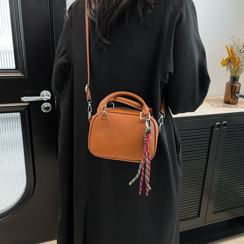 Winter retro Maillard commuting fashion single-shoulder bag for women 2024 new style simple and versatile small square bag details Picture