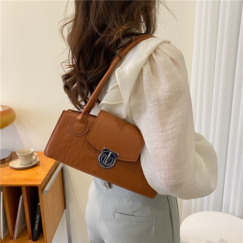This is a trendy retro women's bag with a simple and mini square design. It's a stylish and trendy small bag that can be carried by hand or crossed Application Scenario
