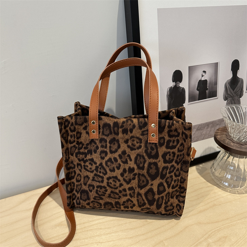 The 2024 new trendy, fashionable, elegant, artistic, and niche design large-capacity tote bag is a stylish single-shoulder bag for commuting full figure