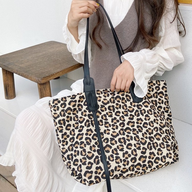 010192 New canvas bag, large-capacity black and white leopard print bag, bell dog underarm bag, portable hand-held tote bag Specification drawing