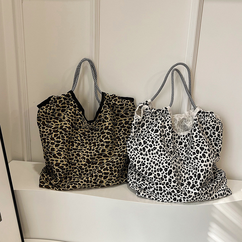 The Korean Instagram Day artistic and versatile casual canvas tote bag for women, with a laid-back style and leopard print crossbody single-shoulder bag trend Application Scenario