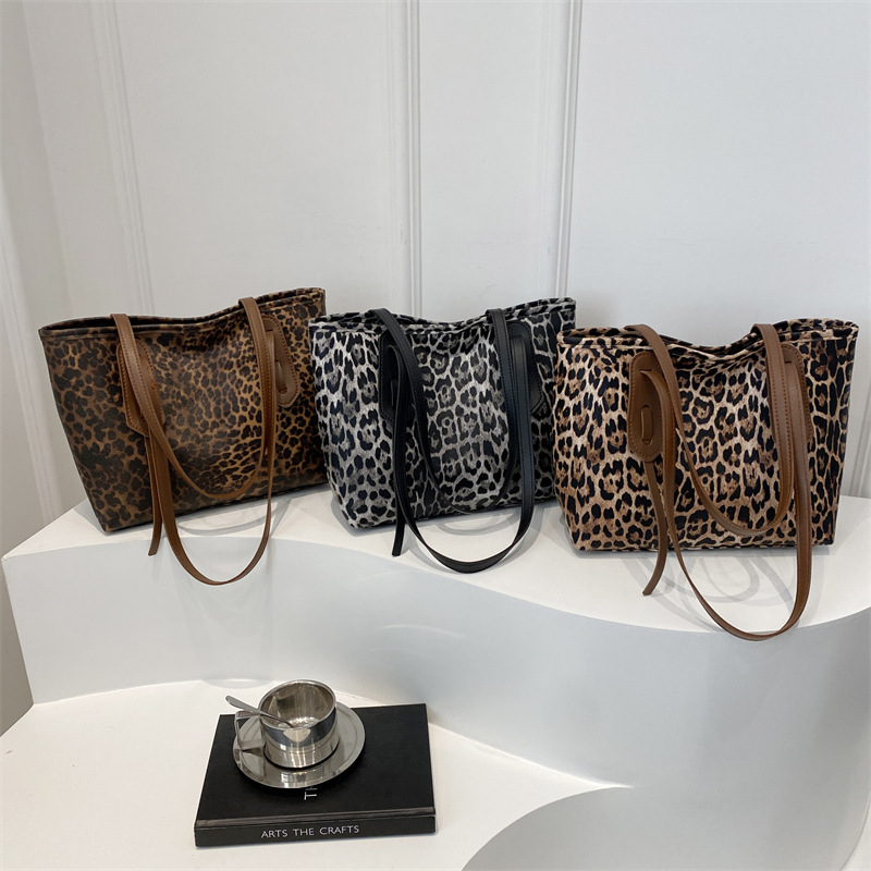 High-end leopard print large bag with large capacity, women's 2024 new stylish single-shoulder bag, autumn and winter textured tote bag Application Scenario