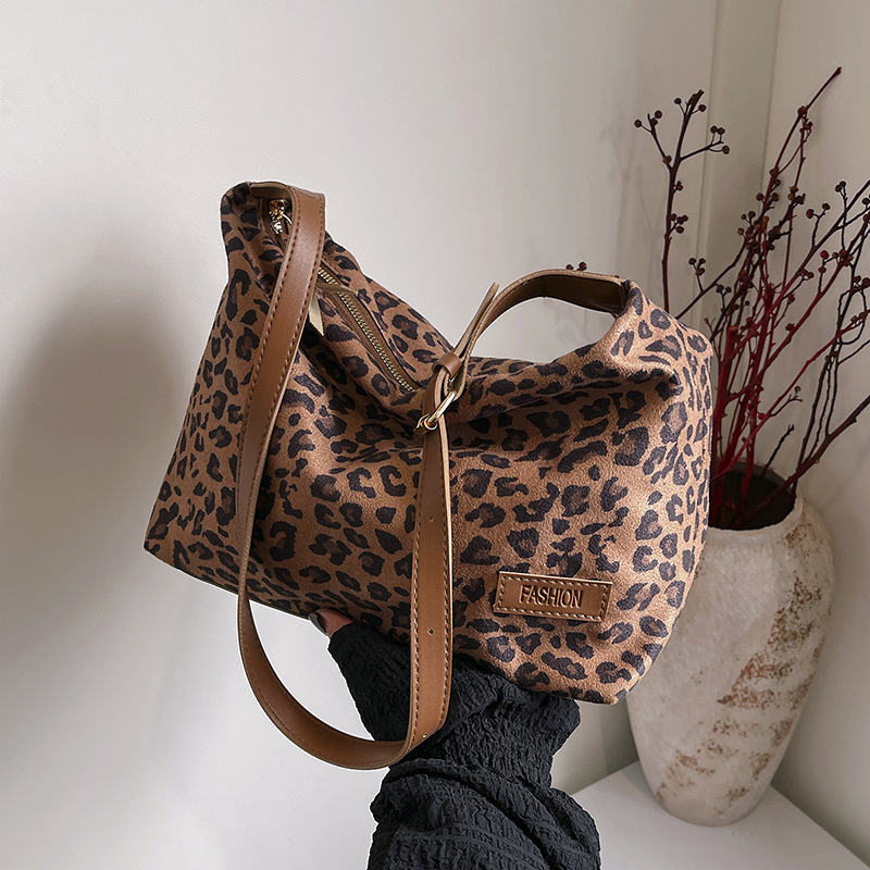 Leopard print women's bag 2024 new trendy and fashionable Korean-style tote bag casual large-capacity single-shoulder crossbody bag full figure