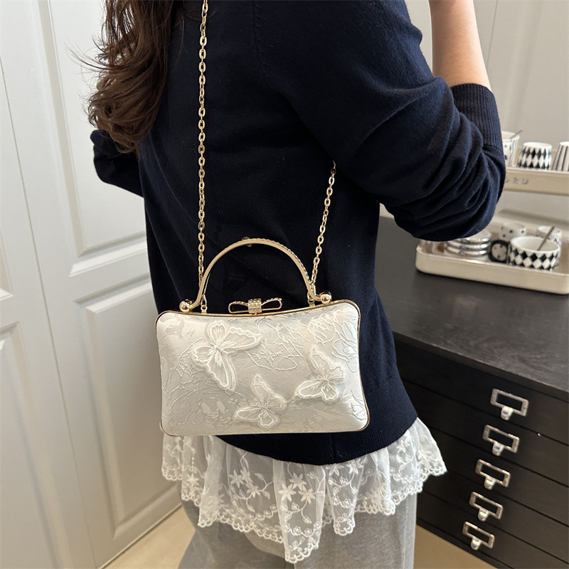A niche design Butterfly Love Flower white small square bag 2025 new model chain handbag crossbody bag details Picture