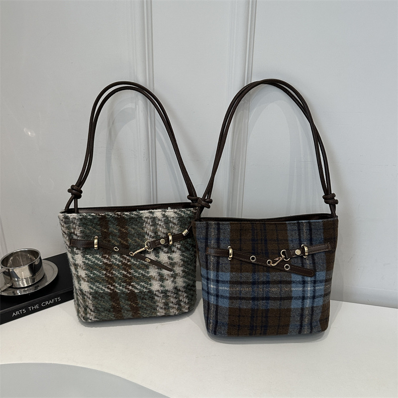 The 2024 new cross-border women's bag is a trendy, casual and retro bucket bag with a fashionable and simple color contrast and is a single-shoulder crossbody bag Application Scenario