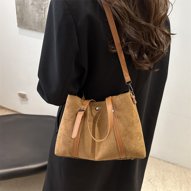 The 2024 autumn/winter new large-capacity, laid-back tote bag for women, with a soft surface texture, is a commuter single-shoulder bag and a crossbody bag Specification drawing