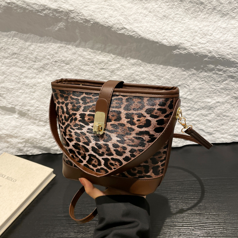 A niche design bag for women's 2024 new winter, stylish and individualistic single-shoulder crossbody bag, and a fashionable hand-held bucket bag full figure